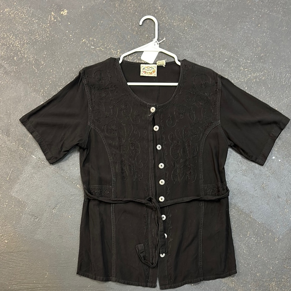 24 Karat Modern VTG Embroidered Black Button-Up Women's Top